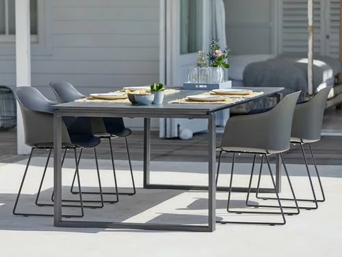 JUTLANDIA KOPERVIK L215 Bord Grå + 4 SANDVED Stol Svart 3 JUTLANDIA KOPERVIK L215 Bord Grå + 4 SANDVED Stol Svart