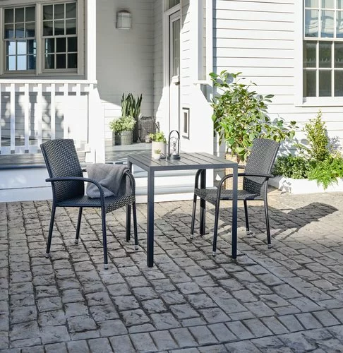 JERSORE L70 Bord Svart + 2 HALDBJERG Stapelstol Svart 3 JERSORE L70 Bord Svart + 2 HALDBJERG Stapelstol Svart