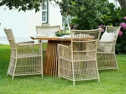 HOLTE Ø120 Bord Hårdträ + 4 FJELLERUP Stol Natur