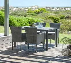 JUTLANDIA PINDSTRUP L150 Bord Grå + 4 AIDT Stapelstol Grå -Utemöbler affär 201824